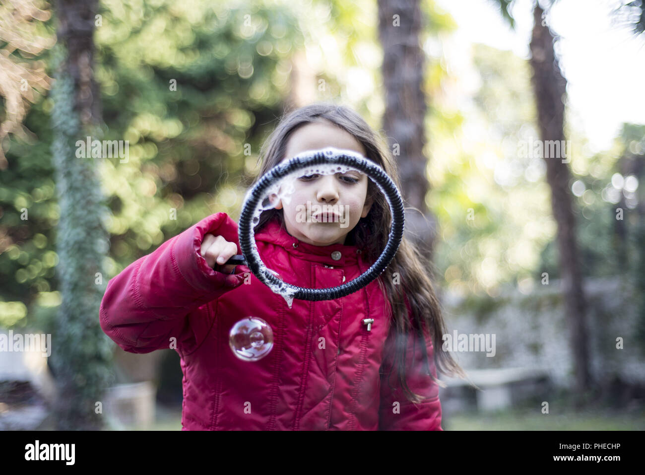 Kind macht riesigen Seifenblasen Stockfoto