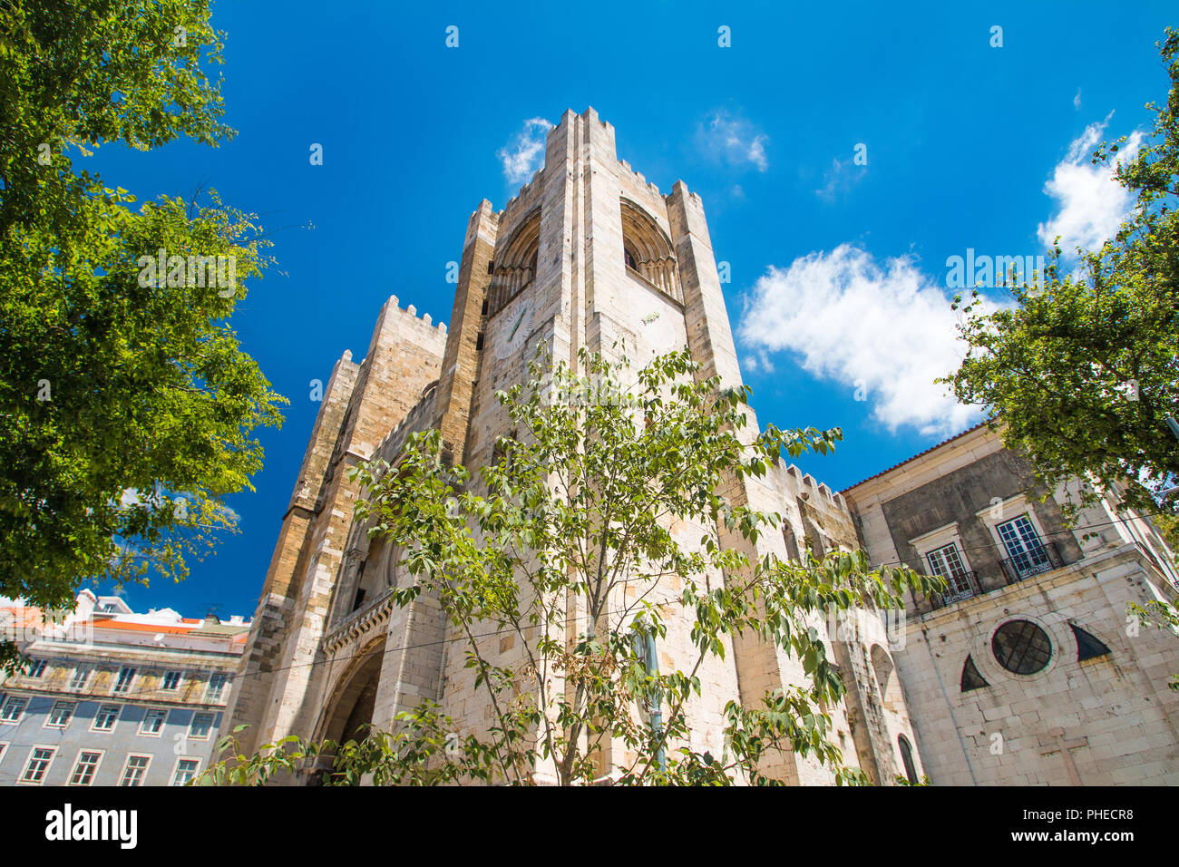 Turm Glocken der patriarchalischen Kathedrale St. Maria Maggiore (Santa Maria Maior de Lisboa) in Lissabon, Portugal Stockfoto