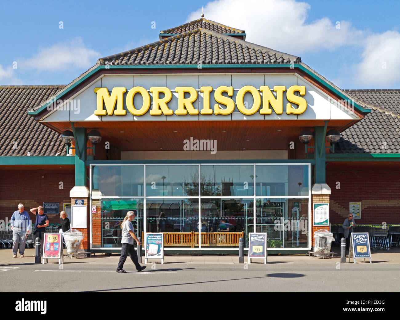 Der Eingang zum Morrisons Supermarkt in Cromer, Norfolk, England, Vereinigtes Königreich, Europa. Stockfoto