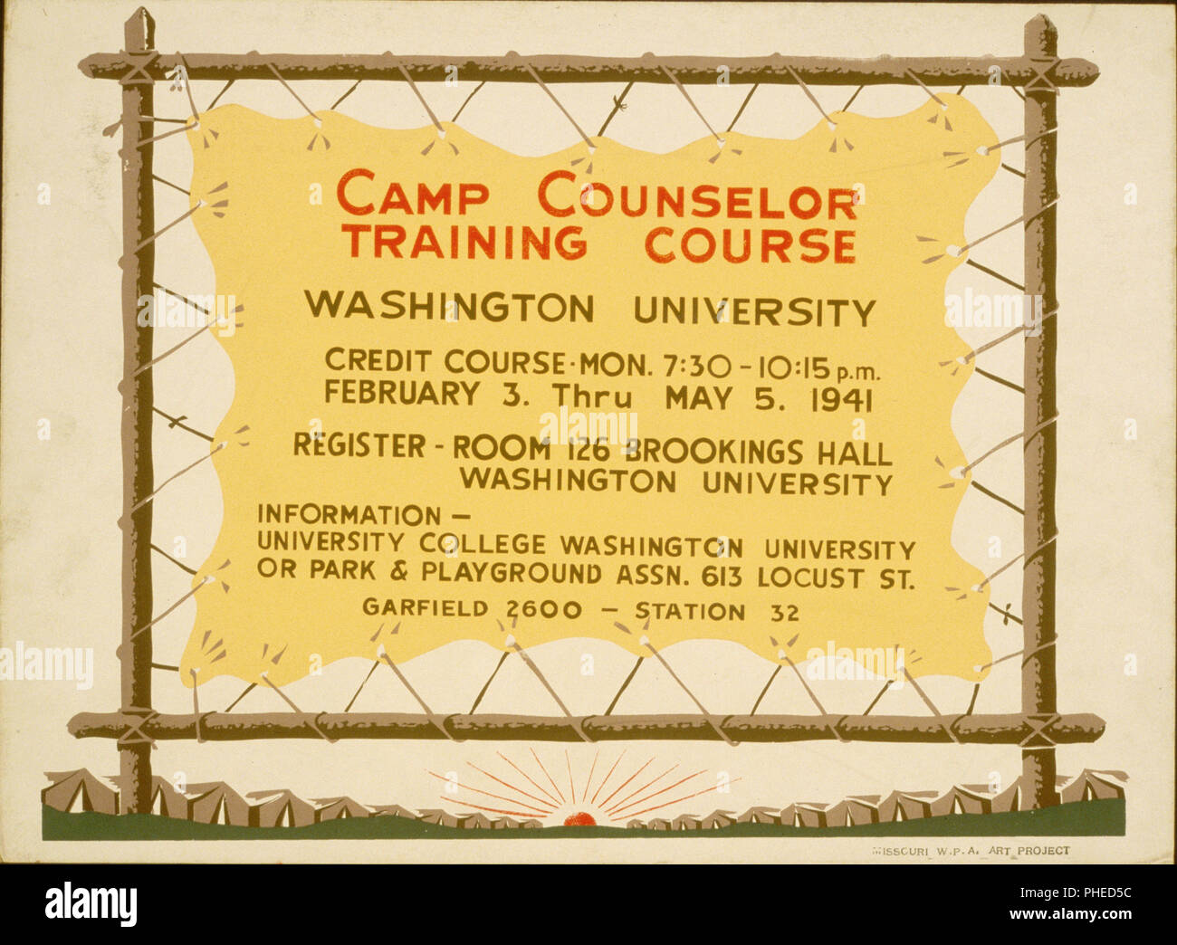 Plakat kündigt Verfügbarkeit der Hochschule Kurs für Camp Counselor Ausbildung an der Washington University, St. Louis, Missouri, mit tierischen Haut auf einem Rack- und Zelte gespannt. Stockfoto