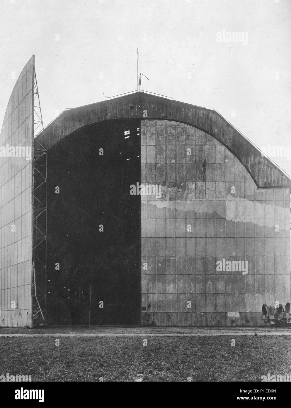 1919 - der Besatzungsarmee - Trier, Deutschland, dem Sitz der amerikanischen Besatzungstruppen. Eingang der Zeppelin Hangar. Es ist eine der größten der Welt. Beachten Sie enorme Größe der Stahltür Stockfoto