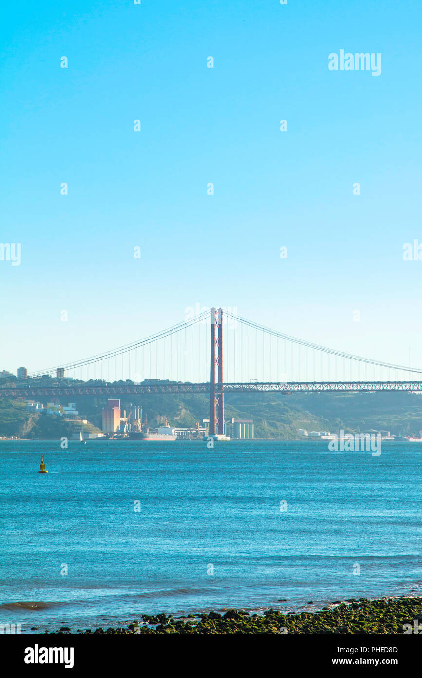 Ponte 25 de Abril, Suspension Bridge in Lissabon, Portugal. Verbindet die Städte Lissabon und Almada den Tagus Fluss überquert. Am Abend Foto. Stockfoto