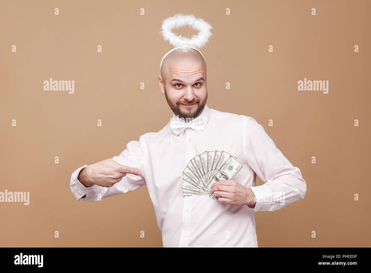 Gerne schön im mittleren Alter glatze Engel in Hemd und Weißer Halo, die hielten und auf viele Dollar, und wenn man die Kamera mit einem Lächeln. Stockfoto