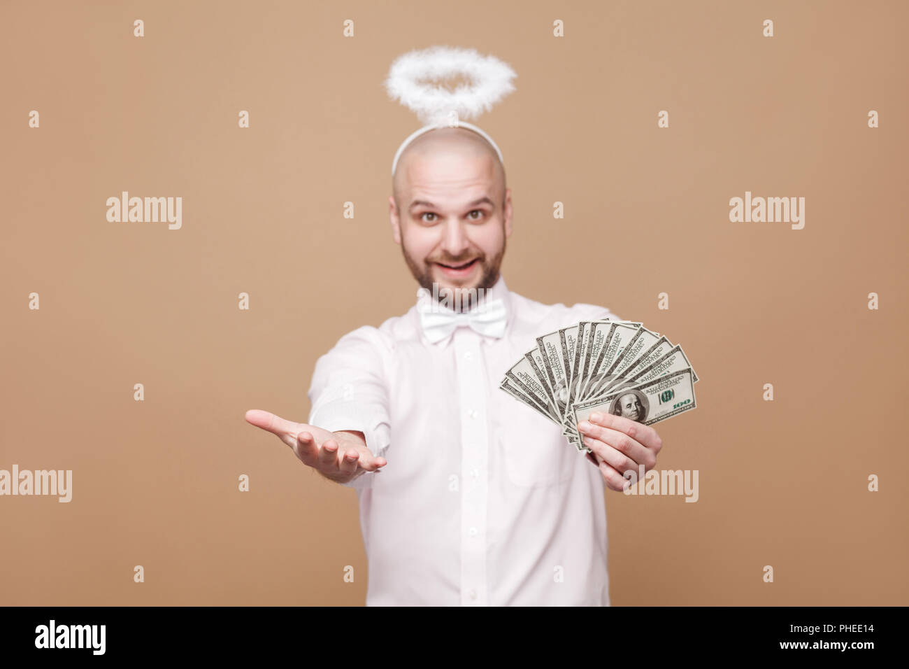 Ja, es nehmen. Gerne schön im mittleren Alter kahl bärtige Engel in Hemd und Weißer Halo halten viele Dollar, und die Kamera mit Lächeln. s Stockfoto