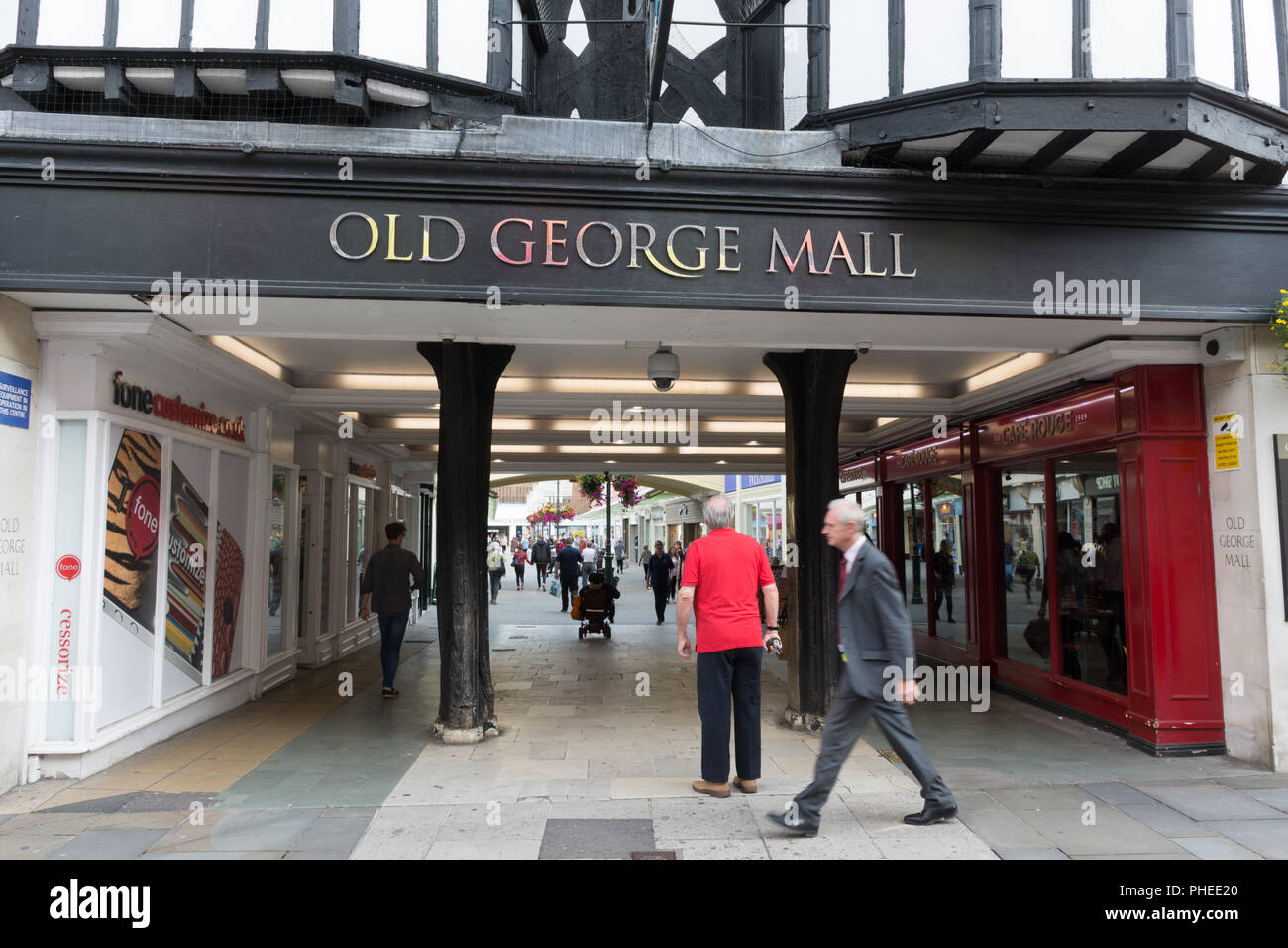 Eingang zum alten George Mall Shopping Centre an der High Street in Salisbury, Wiltshire, UK Stockfoto