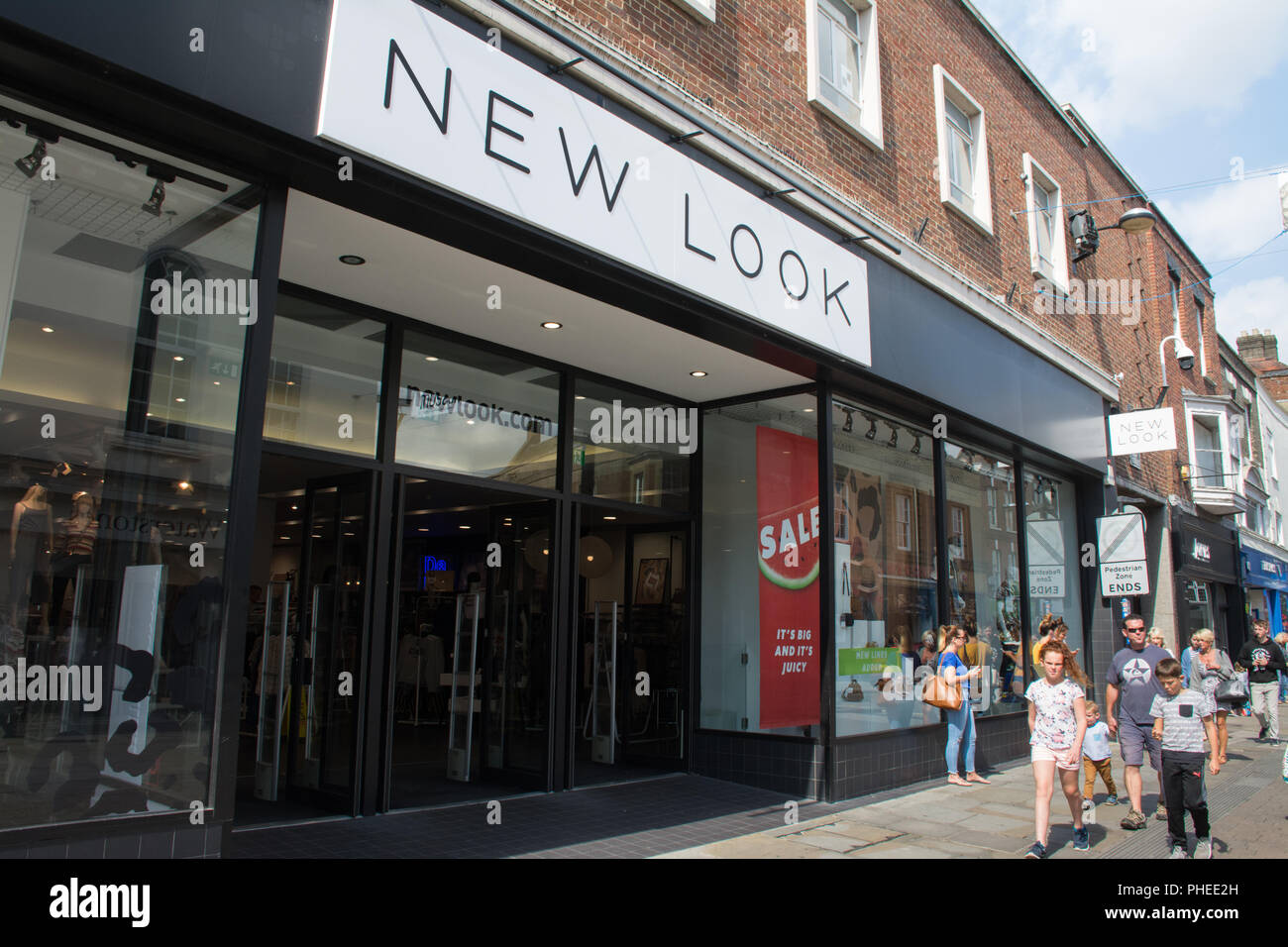 Äußere des Neuen Women's Fashion Store, Großbritannien Stockfoto