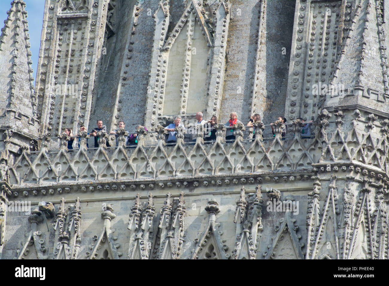 Touristen, die von der höchsten Spitze Großbritanniens an der Kathedrale von Salisbury, Wiltshire, UK Stockfoto