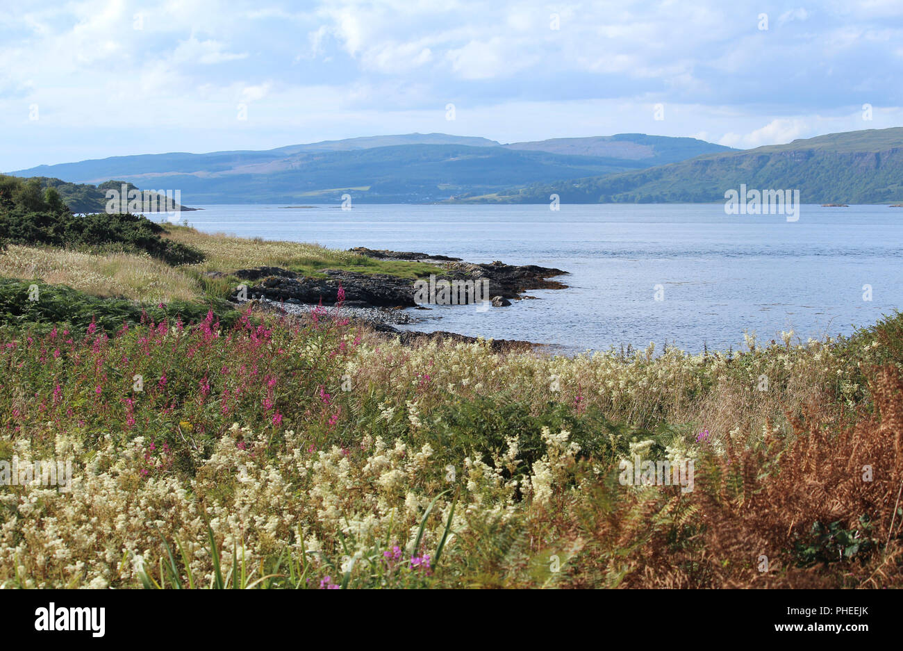 Blick über den wunderschönen Klang der Mull im Sommer, von Craignure auf der Isle of Mull in den schottischen Highlands. Stockfoto