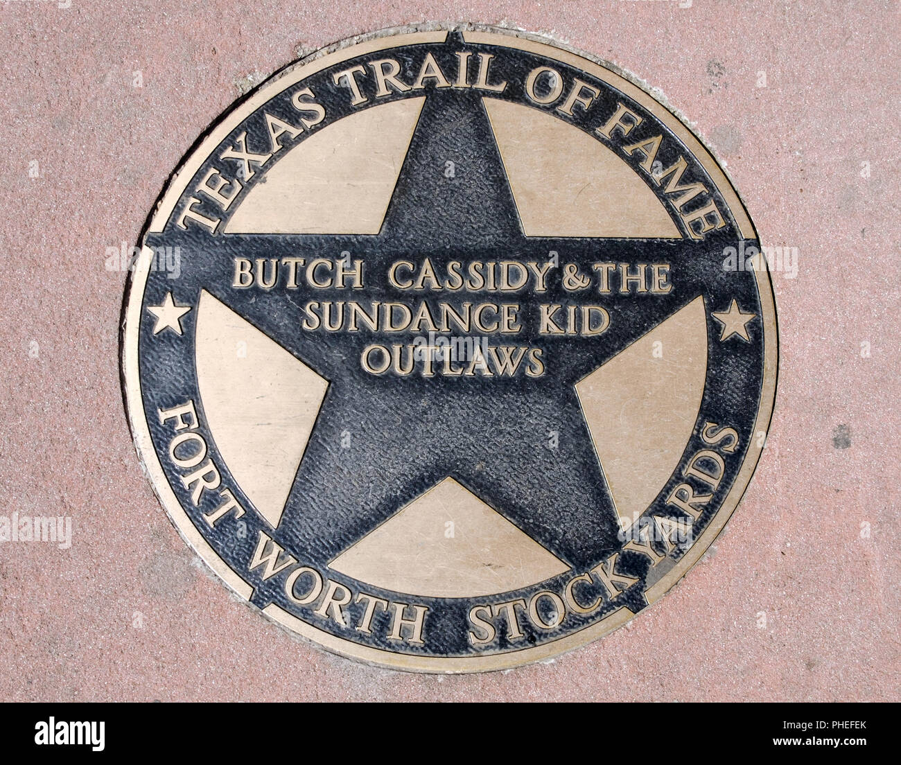 Bronze bürgersteig eingelassene Markierung von Butch Cassidy und Sundance Kid, bankrobbers, Texas Trail des Ruhmes in Fort Worth Stockyards. Stockfoto