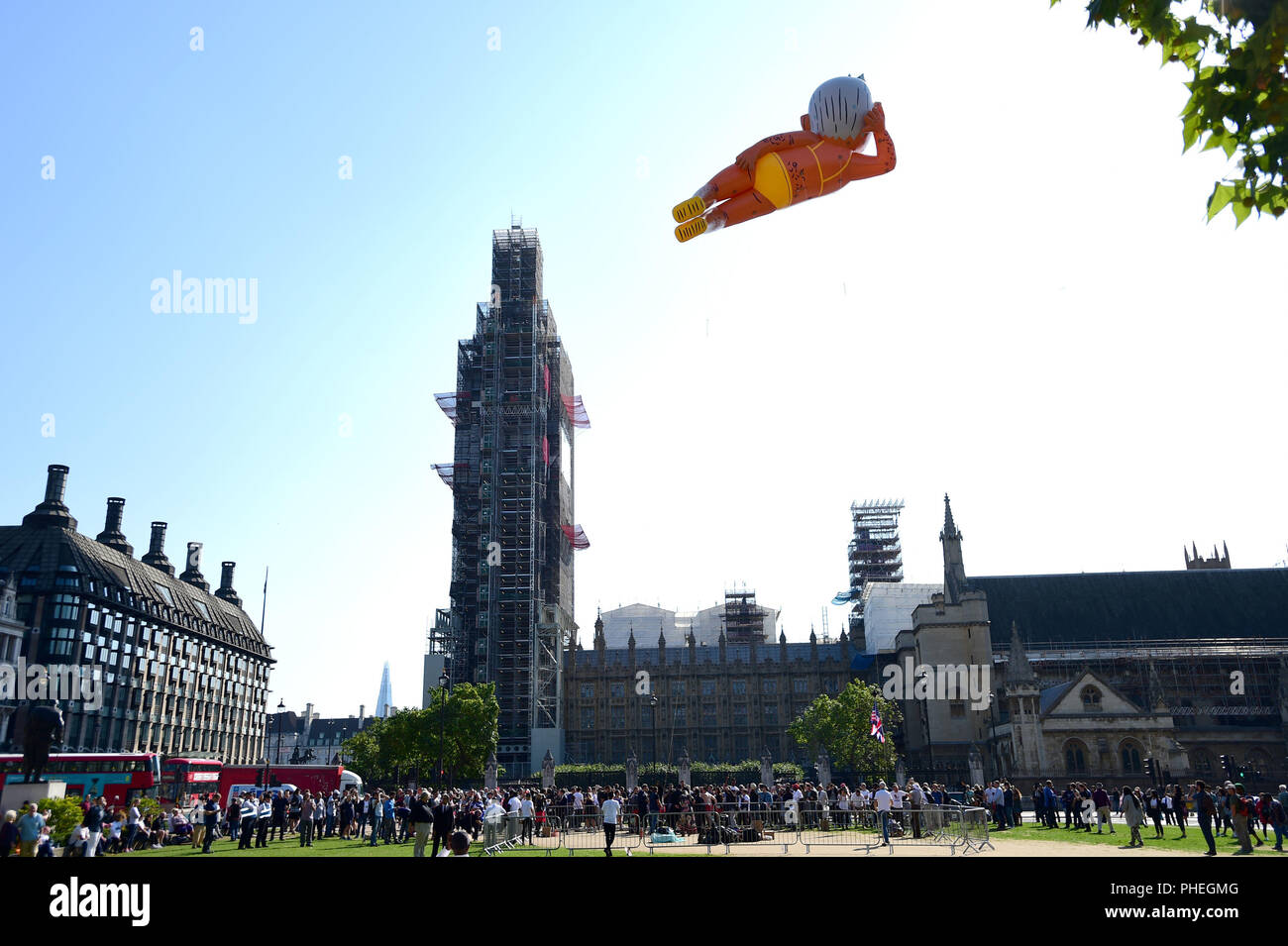 Ein aufgeblasener Blimp der Londoner Bürgermeister Sadiq Khan dargestellt in einem Bikini über Parliament Square, Westminster, London, als Teil einer Kampagne, die Herr Khan von seinem Posten zu entfernen fliegt. Stockfoto