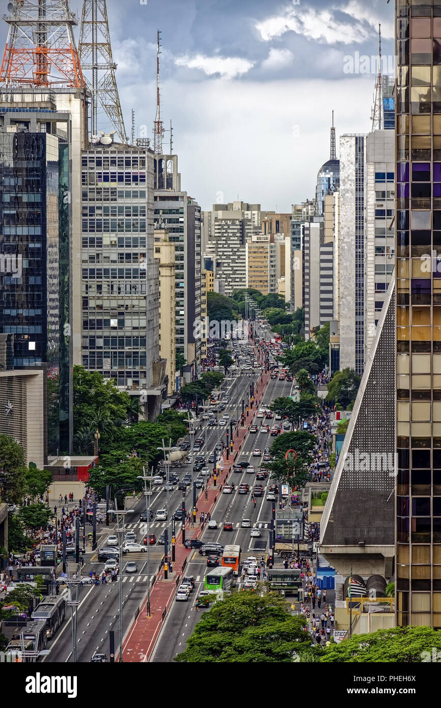 Dunkle Regenwolken über der Paulista Avenue Stockfoto