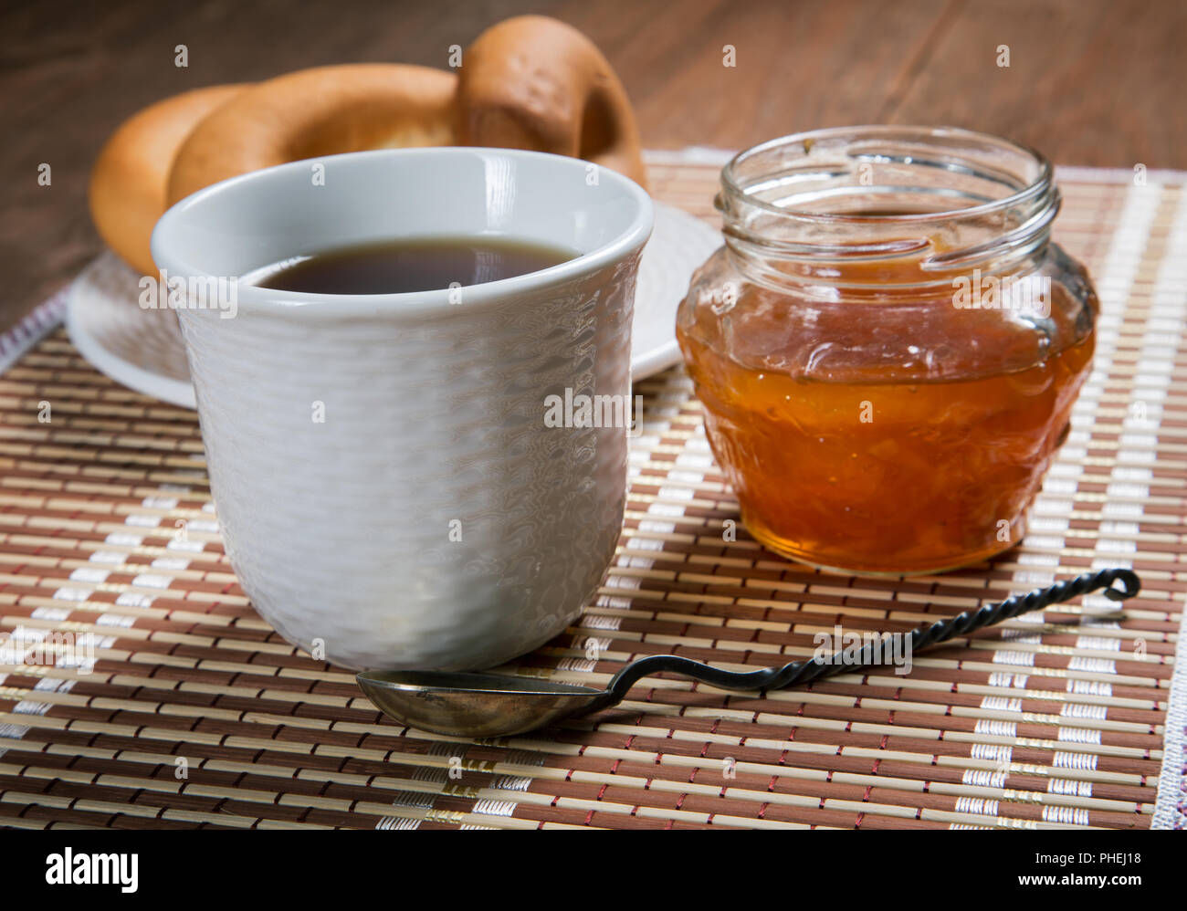 Jam jar und Brezel auf dem Tisch close-up Stockfoto