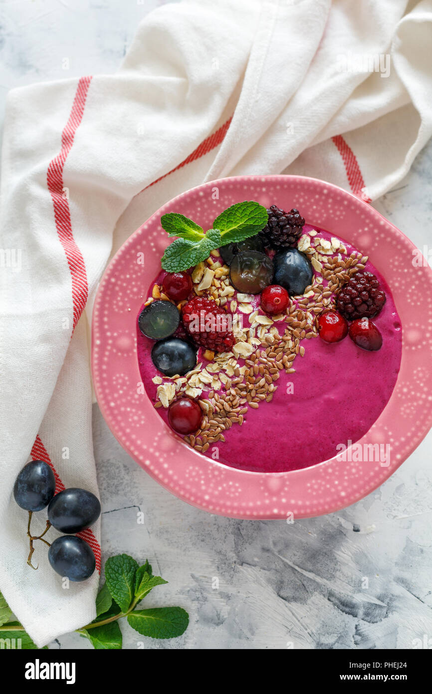 Rote smoothie Schüssel mit Rüben und Beeren. Stockfoto