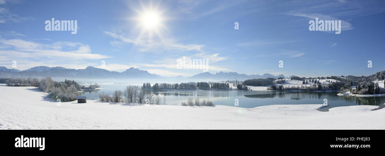 Panorama-Landschaft in Bayern mit Alpen Berge Spiegelung im See Stockfoto