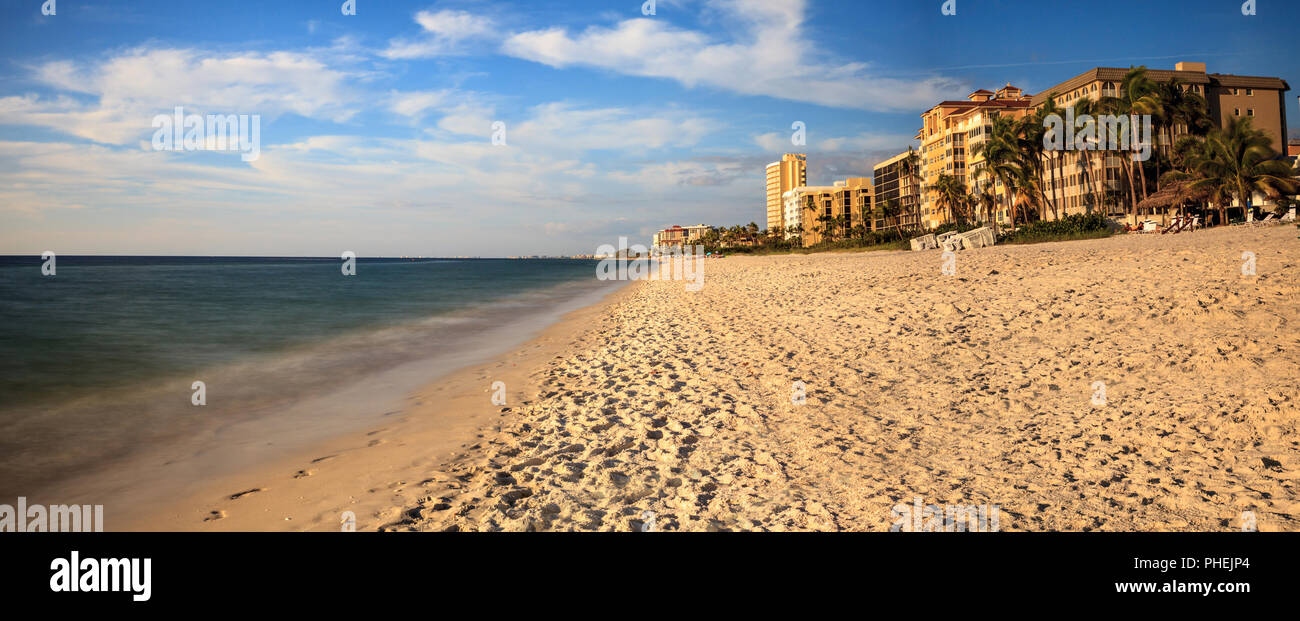 Weißer Sand und Palmen entlang Vanderbilt Beach in Naples Stockfoto