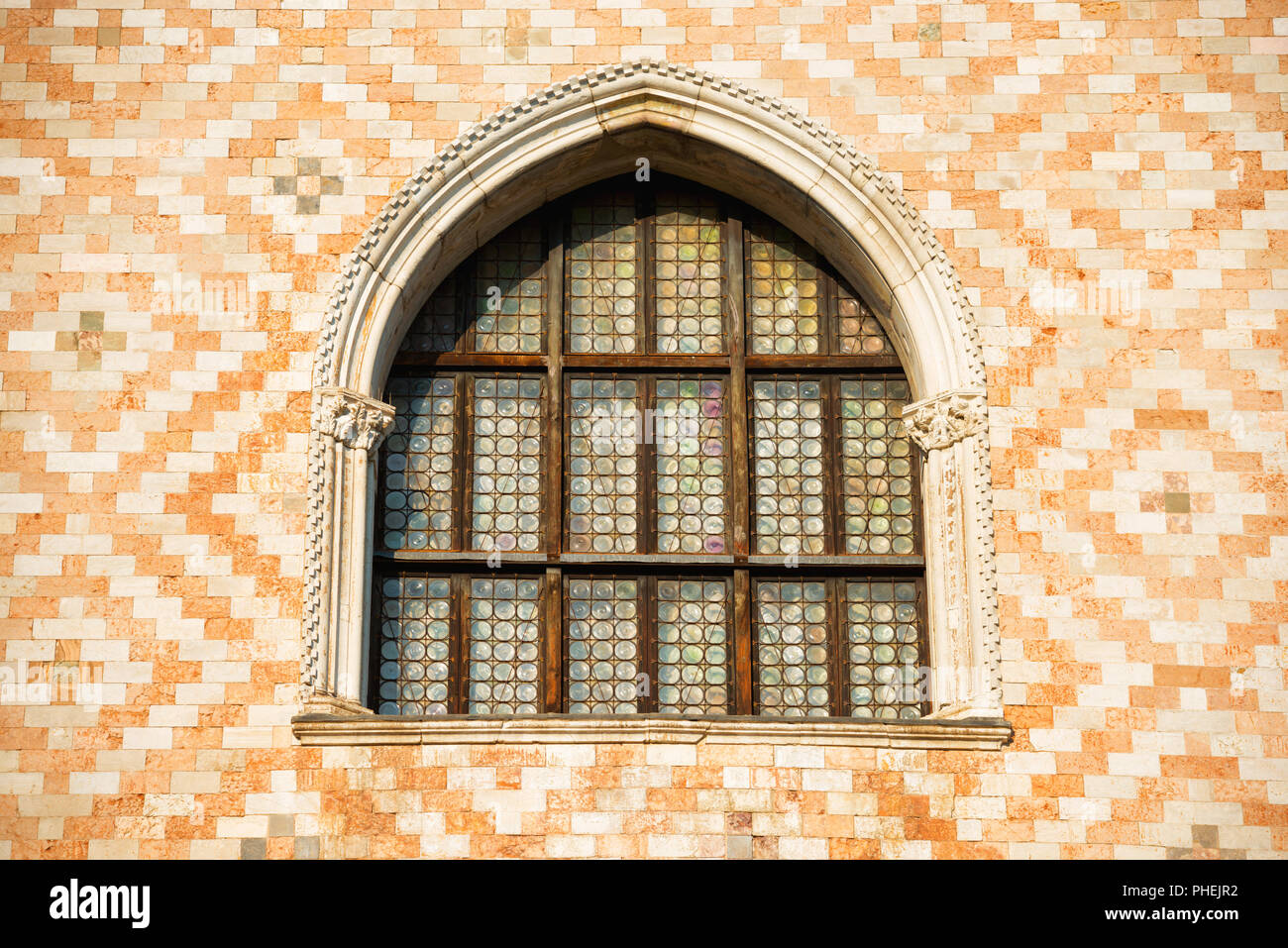 Alte Fenster und Ornament Wand in Venedig Stockfoto
