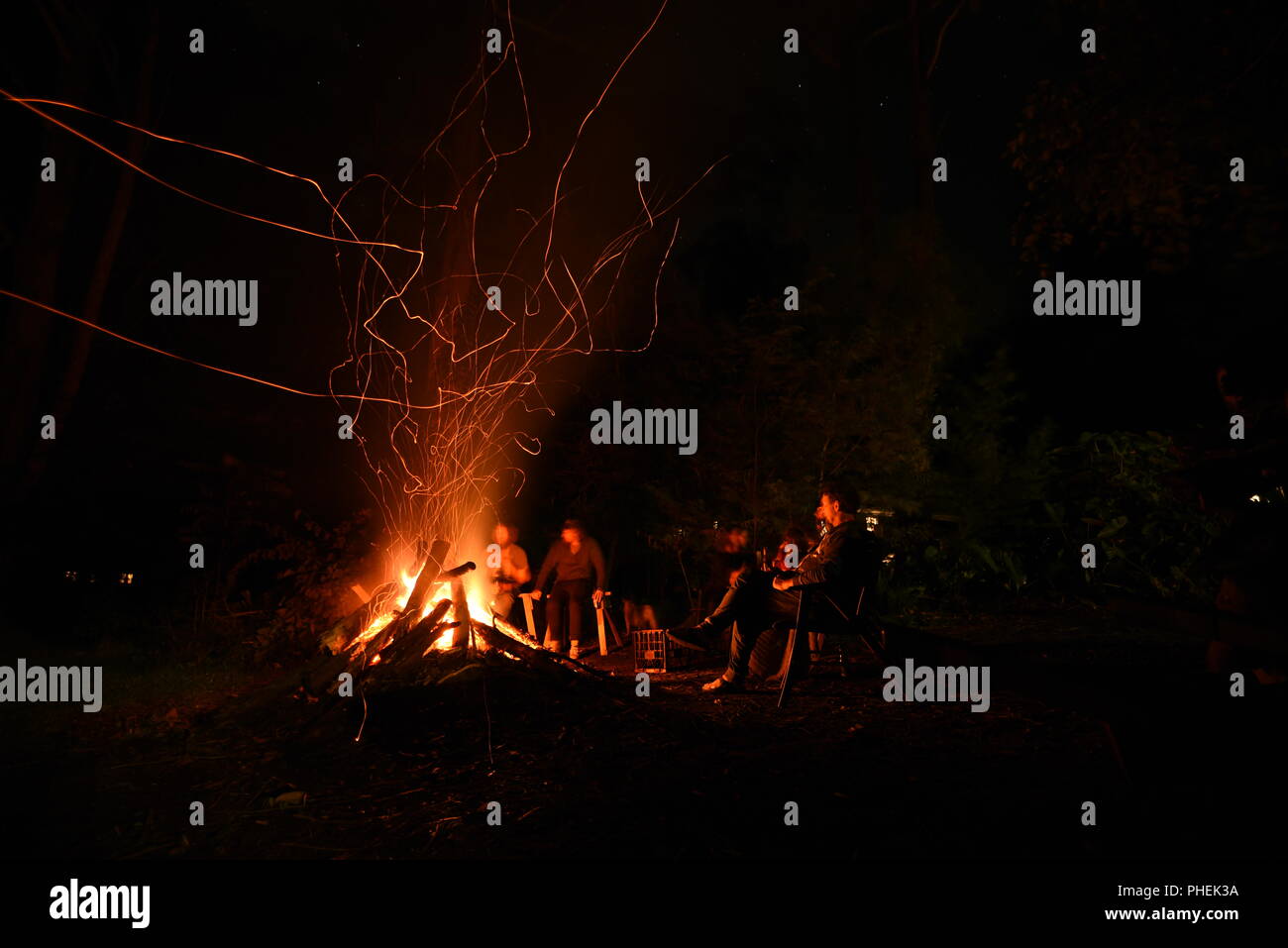 Zeit mit der Familie um ein Feuer Stockfoto