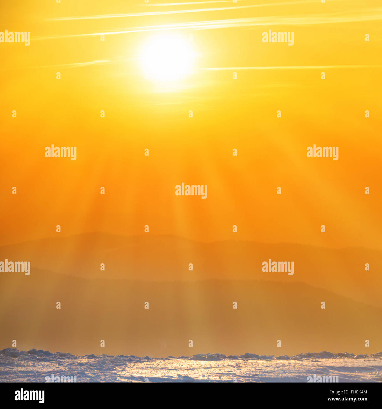 Orangefarbener Sonnenuntergang mit großer Sonne Stockfoto