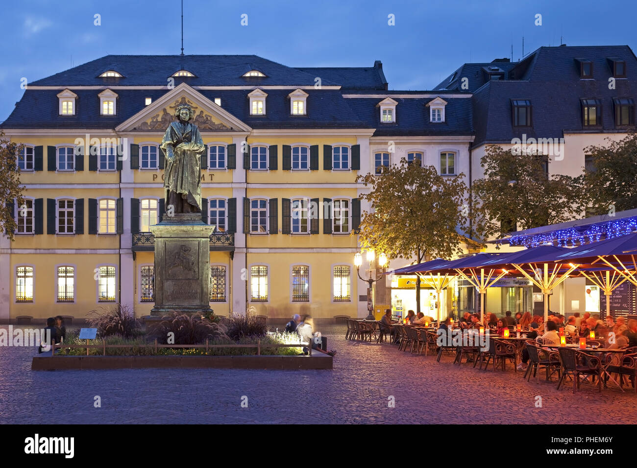 Münsterplatz mit Beethoven Skulptur am Abend, Bonn, Nordrhein-Westfalen, Deutschland, Europa Stockfoto