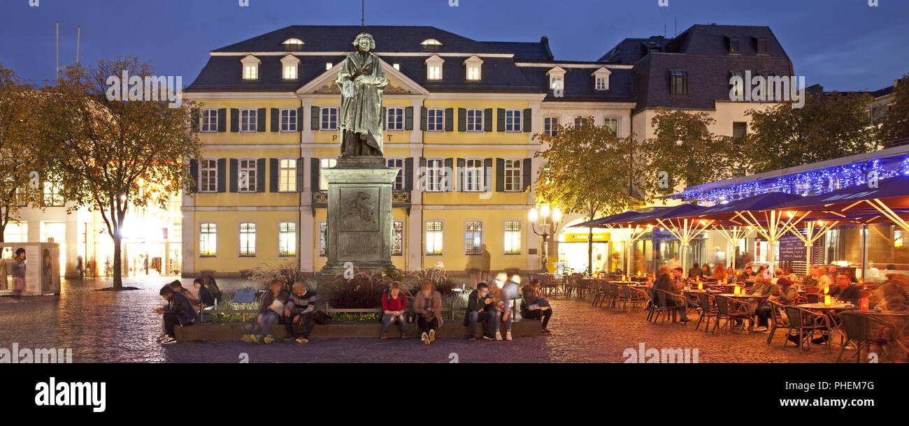 Münsterplatz mit Beethoven Skulptur am Abend, Bonn, Nordrhein-Westfalen, Deutschland, Europa Stockfoto
