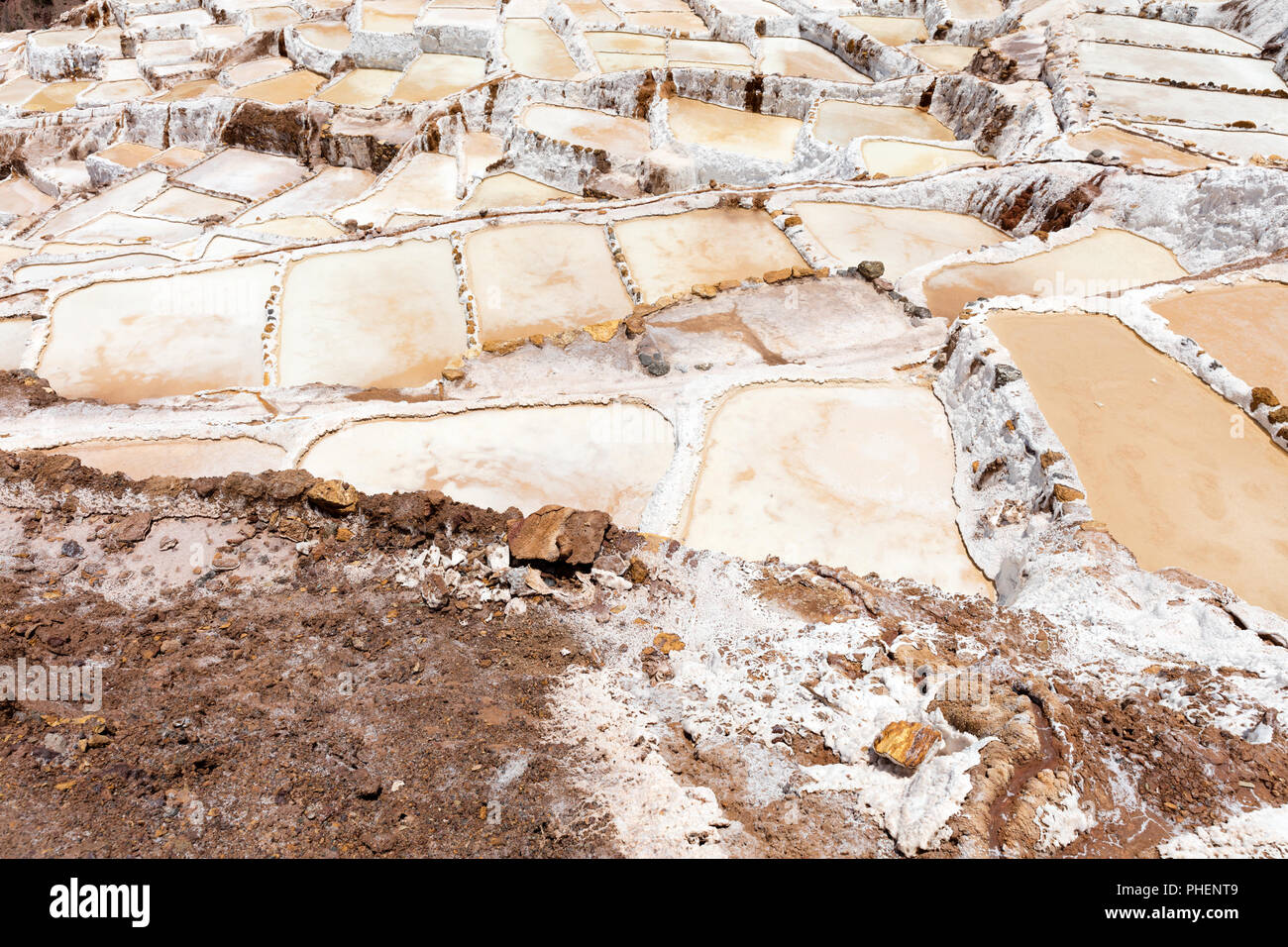 Das Salz verdampft Teich bei Maras (Salinas de Maras) in der Nähe von Cusco, Peru Stockfoto