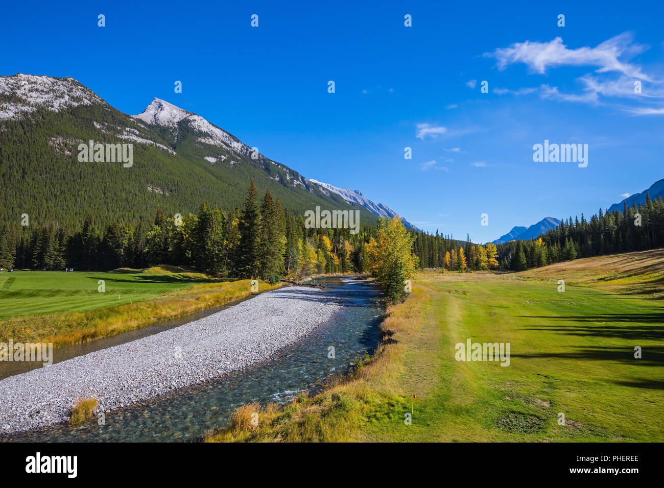 Beneaped herbst Stream mit Kies unten Stockfoto
