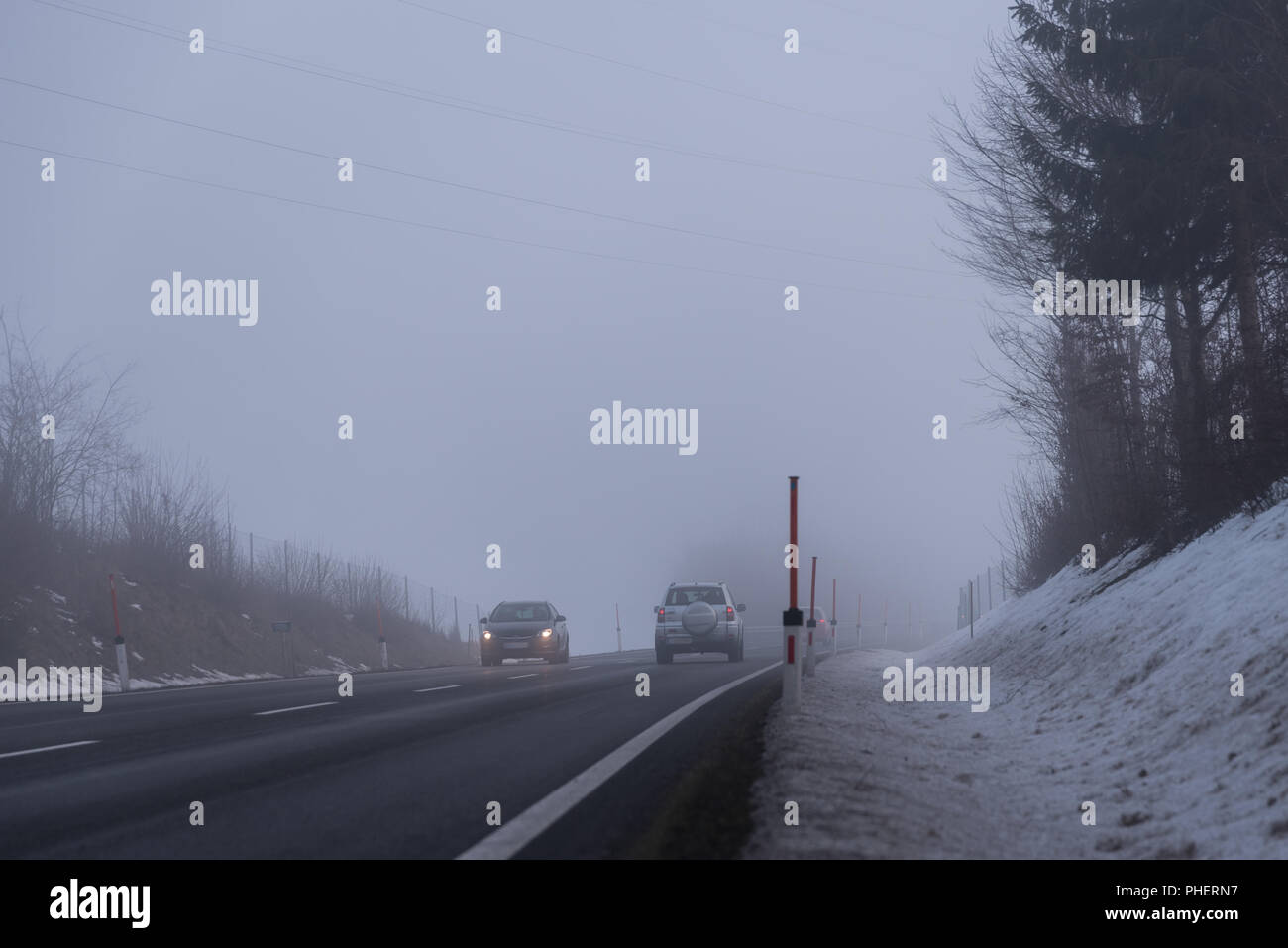 Schlechte Sicht durch Nebel auf einer Landstraße Stockfoto