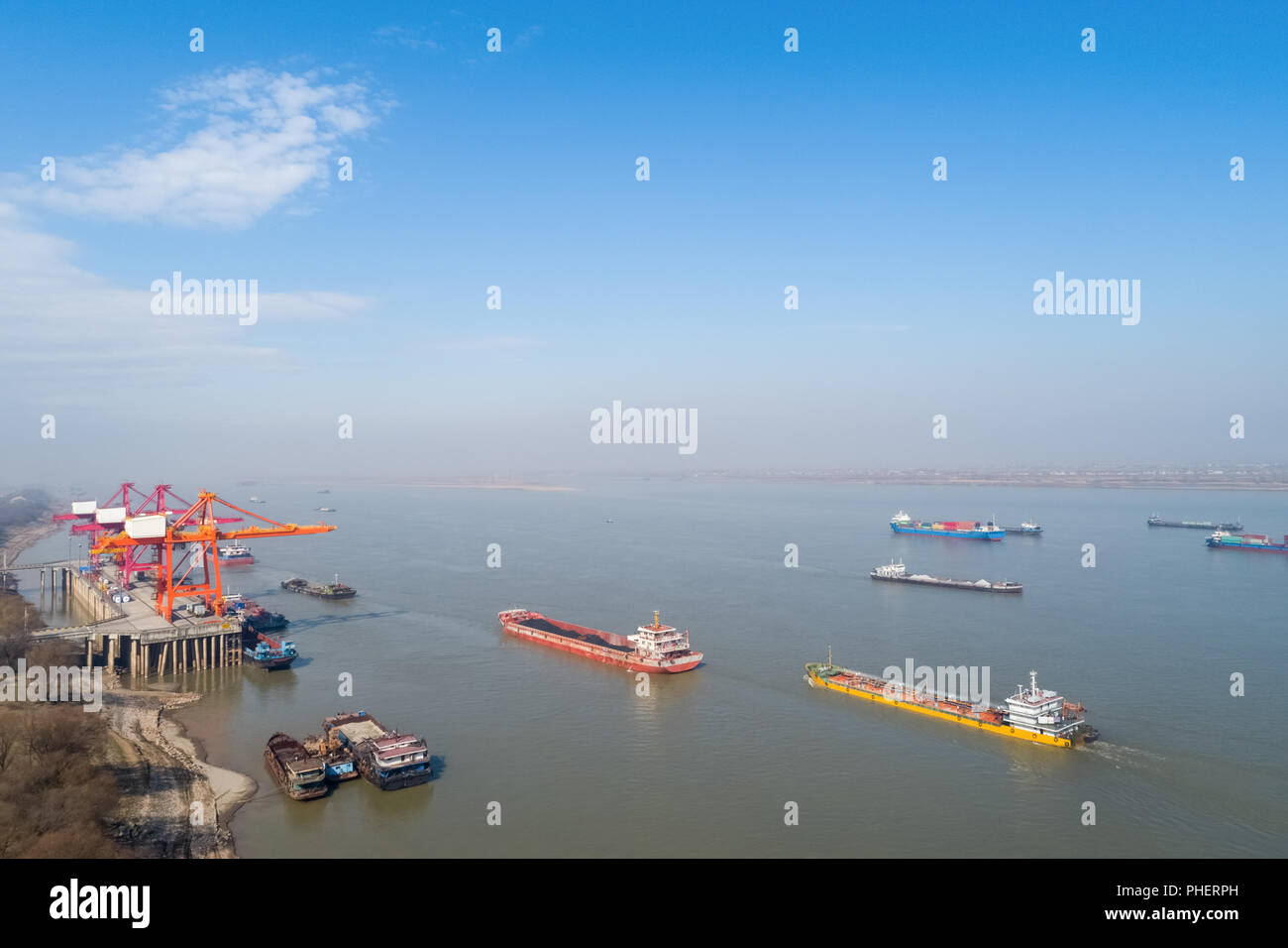 Inland-containerterminal mit Yangtze River Stockfoto