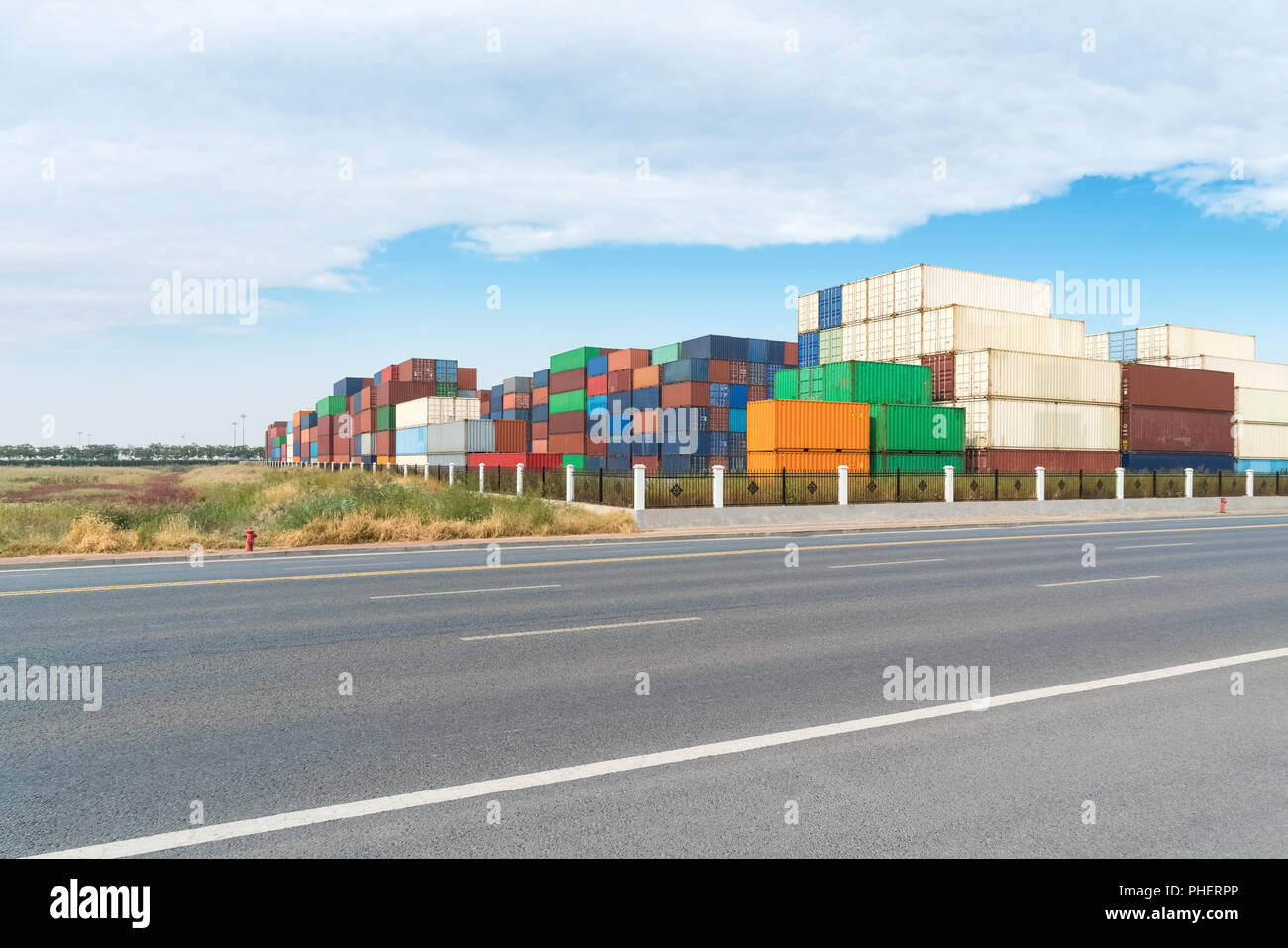 Shipping Container stack Hof und Straße Hintergrund Stockfoto