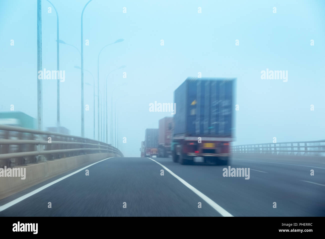 Container-Lkw im Nebel Stockfoto