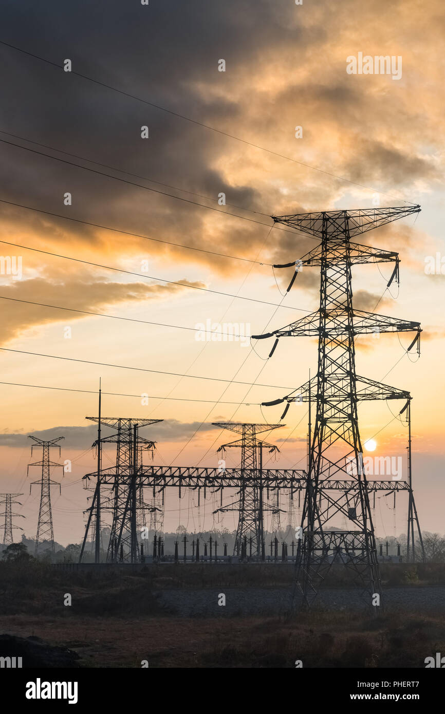 Power Tower in der Dämmerung Stockfoto