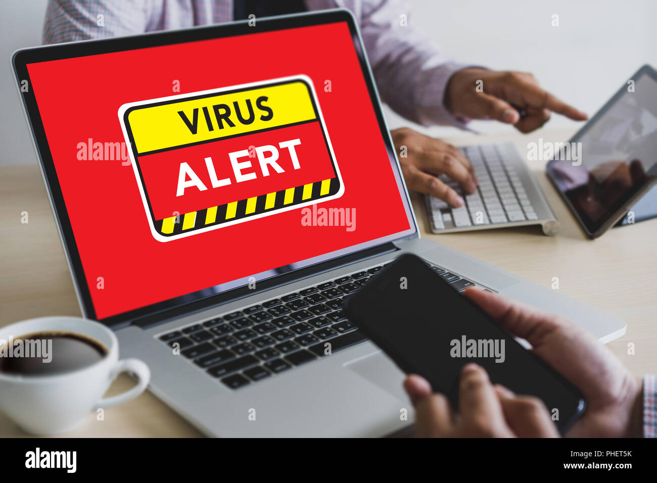 Hacker Schutz Konzept Mann bei der Arbeit am Laptop Virus Alert digitalen Browsing Firewall Stockfoto