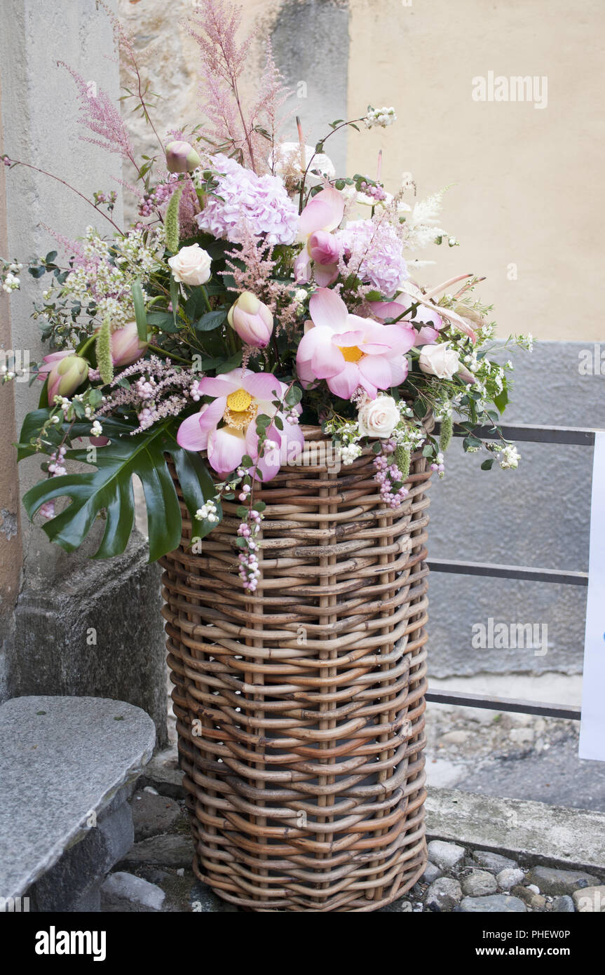 Große Korbwaren Vase mit rosa und lila Blumen Stockfoto