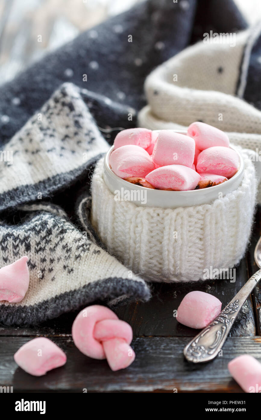 Tasse mit heißer Schokolade und Marshmallows. Stockfoto