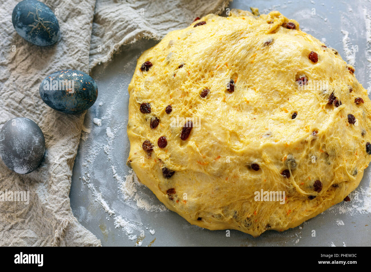 Sauerteig für Ostern backen. Stockfoto