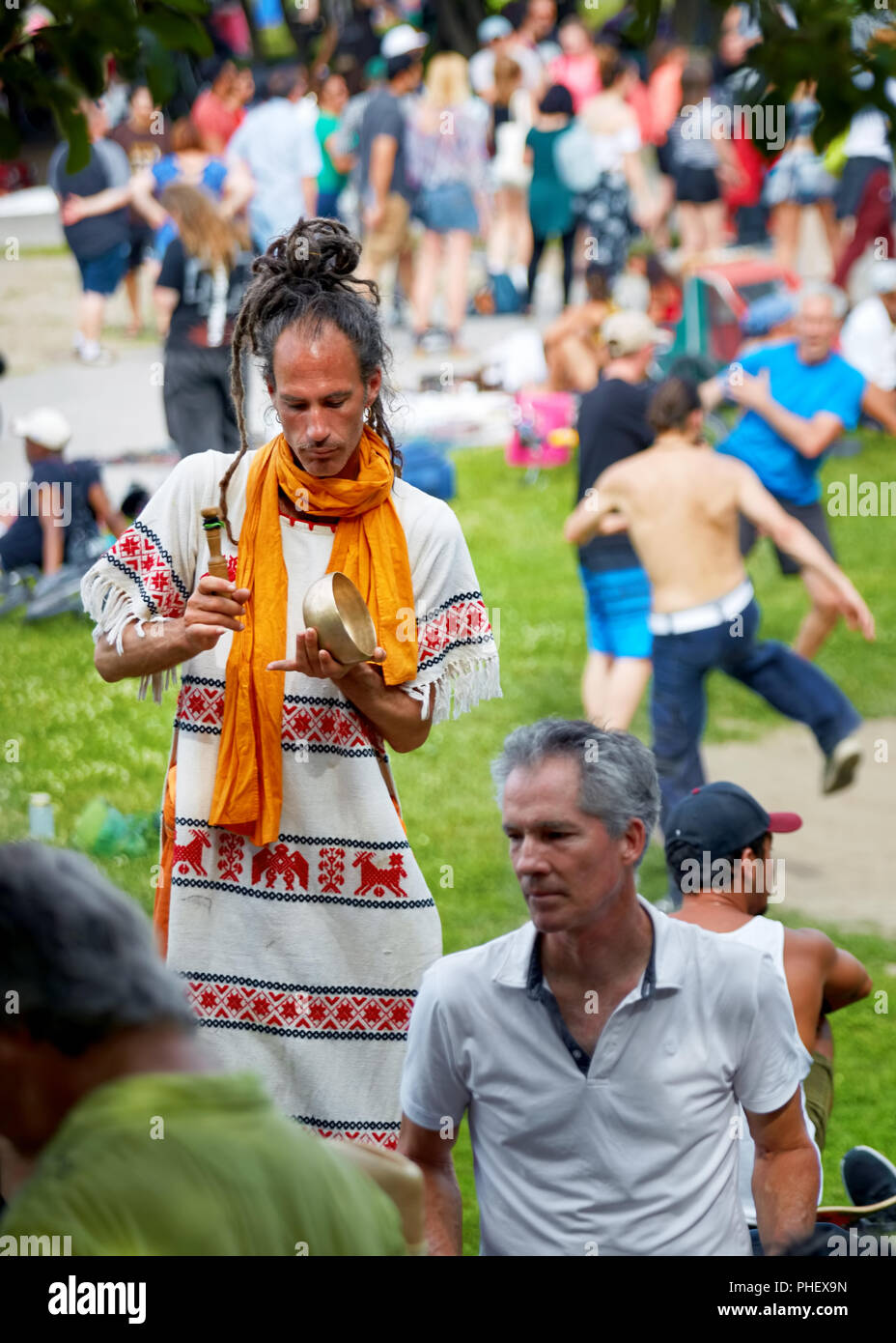 Junge neue alter Buddhistischer Kater mit einem Mörser und Stößel Grinder bei Tam Tams Festival in Mount Royal Park, Mont Stockfoto
