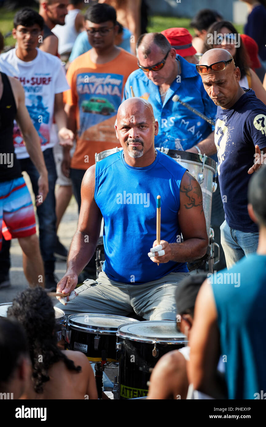 Afrikanische amerikanische Schlagzeuger und Perkussionisten vor Publikum bei Tam Tams Festival in Mount Royal Park, Montreal, Quebec, Kanada spielen. Stockfoto