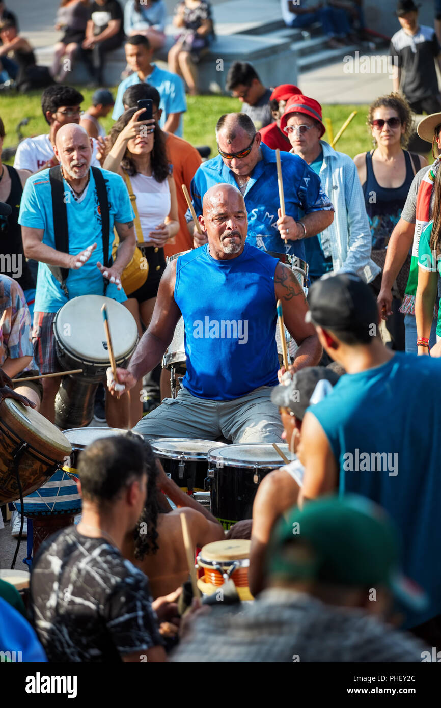 Afrikanische amerikanische Schlagzeuger und Perkussionisten vor Publikum bei Tam Tams Festival in Mount Royal Park, Montreal, Quebec, Kanada spielen. Stockfoto