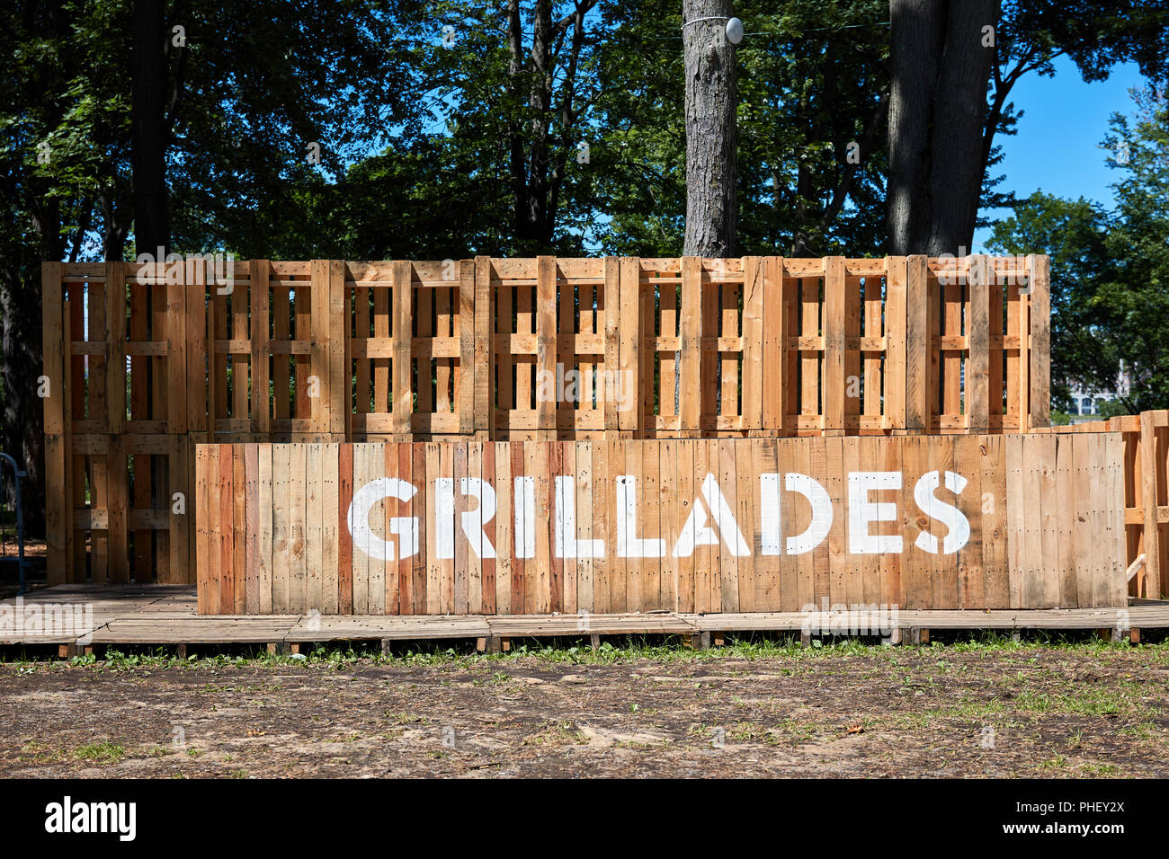 Vintage Holz- Grill im Freien. Das Wort Grilleades mit weißer Farbe auf diesen geschrieben werden. Stockfoto