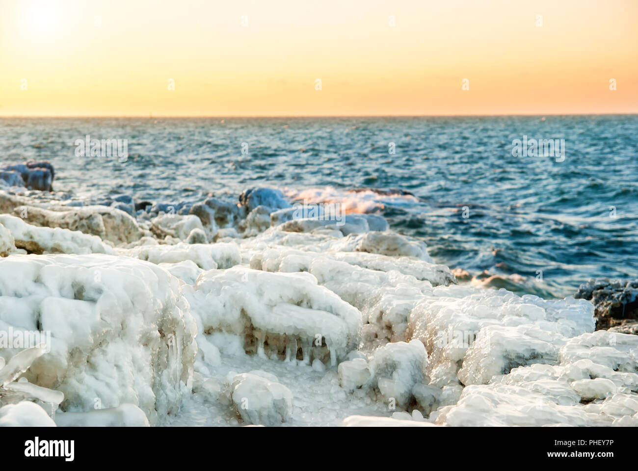 Eis auf den Felsen in der Nähe von Meer Stockfoto