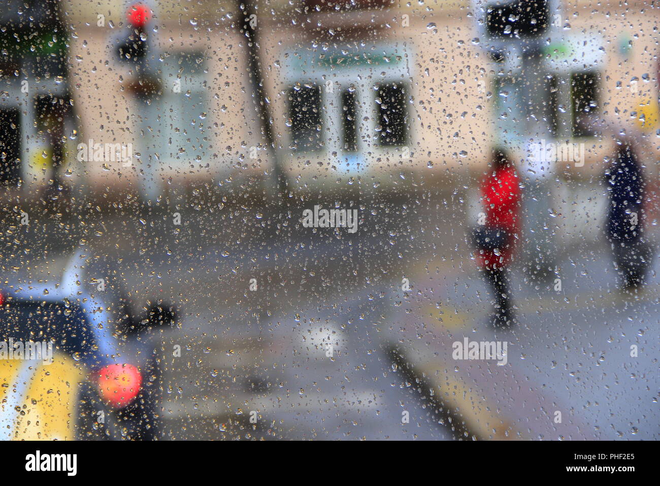 Es regnet hinter dem Fenster in der Stadt Stockfoto