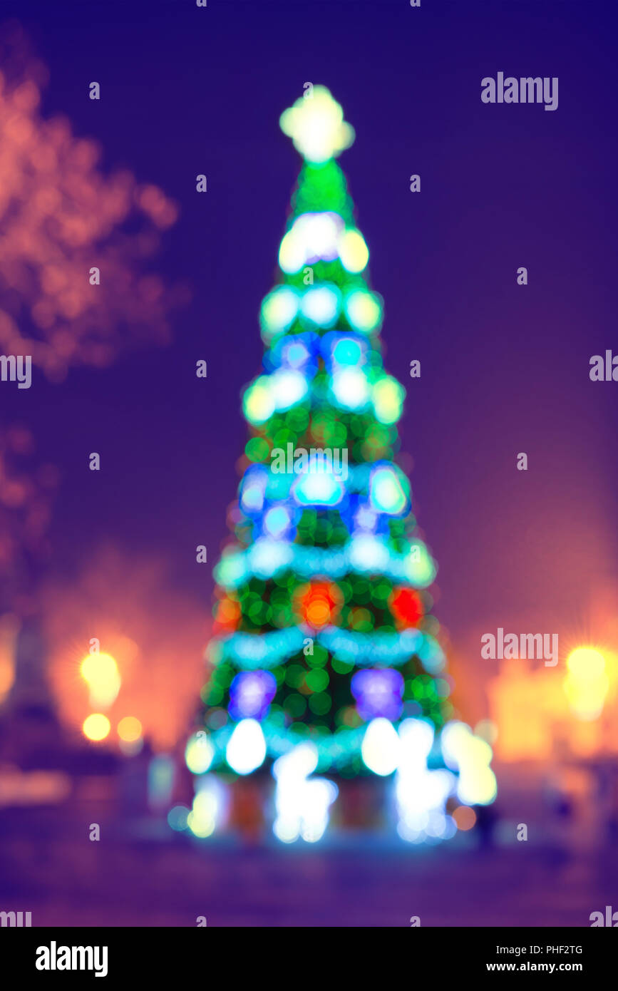 Bewegungsunschärfe blauer Weihnachtsbaum Stockfoto