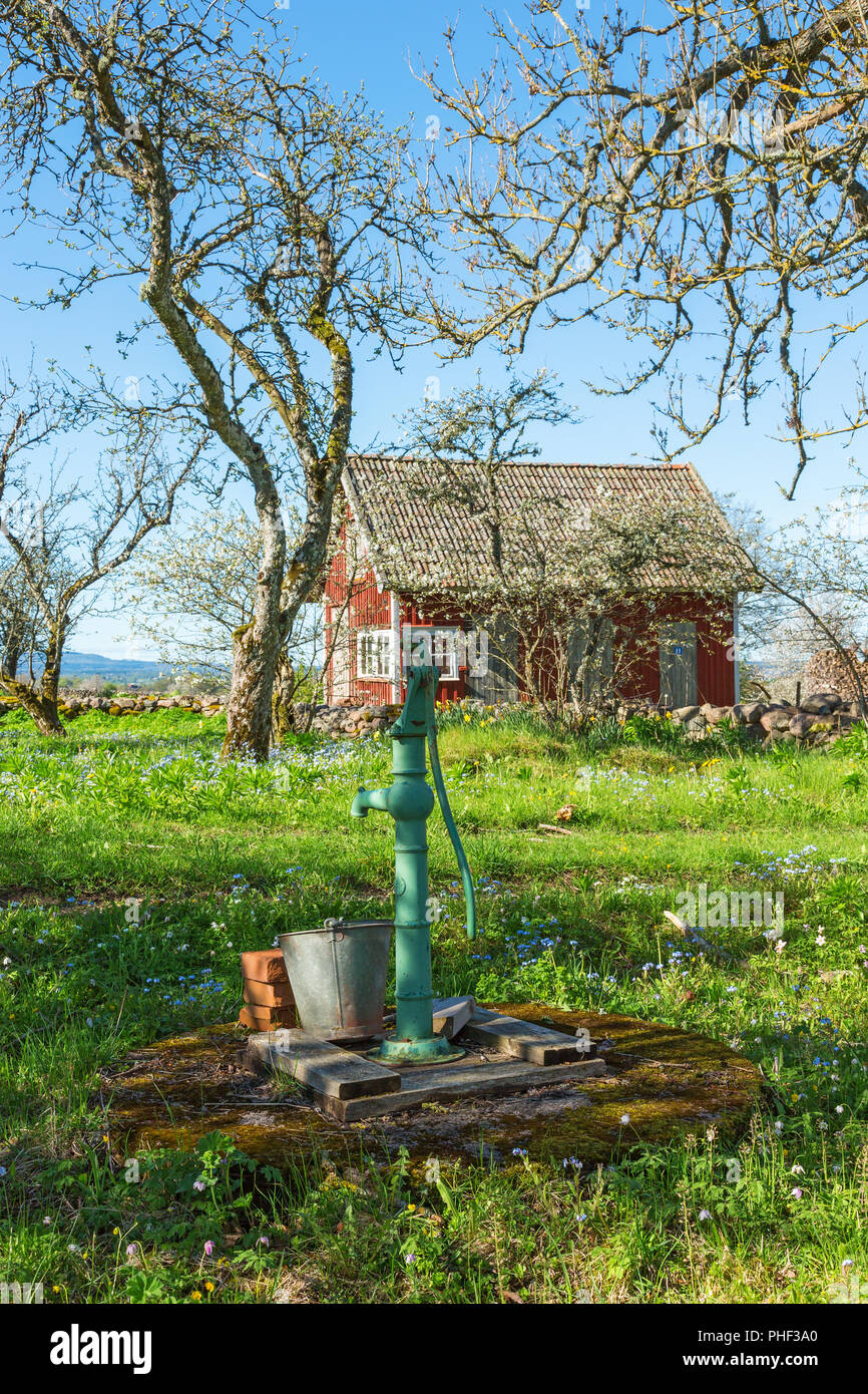 Alte Wasserpumpe In Einem Garten Stockfoto Bild 217305480 Alamy