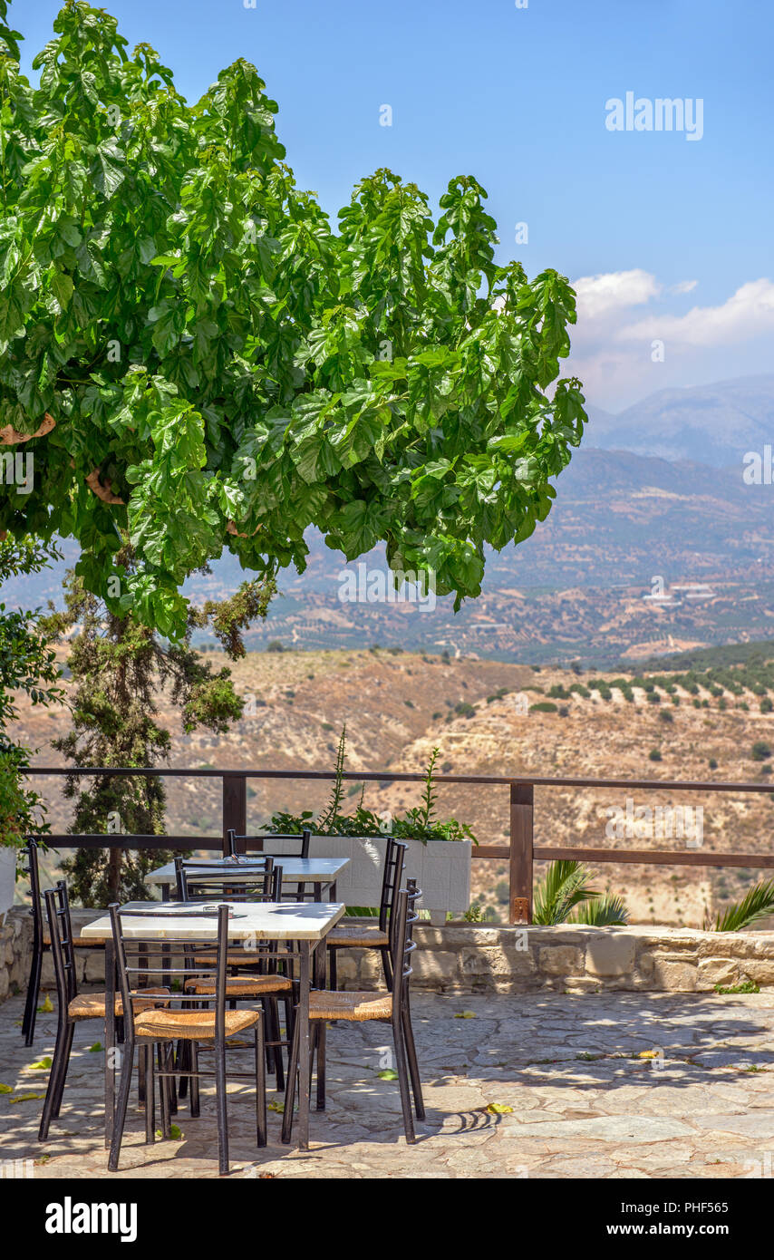 Cafe Terrasse mit Aussicht auf die Berge Landschaft Stockfoto