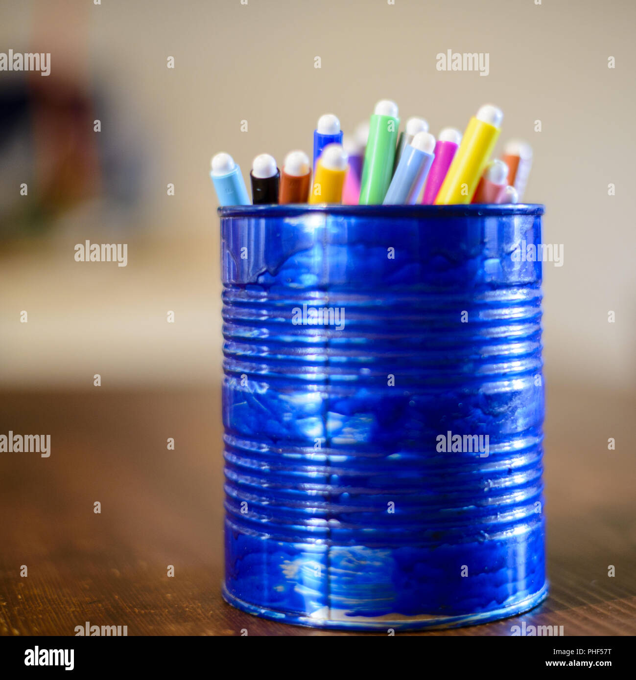Blau Stiftehalter mit farbigen Markierungen Stockfoto