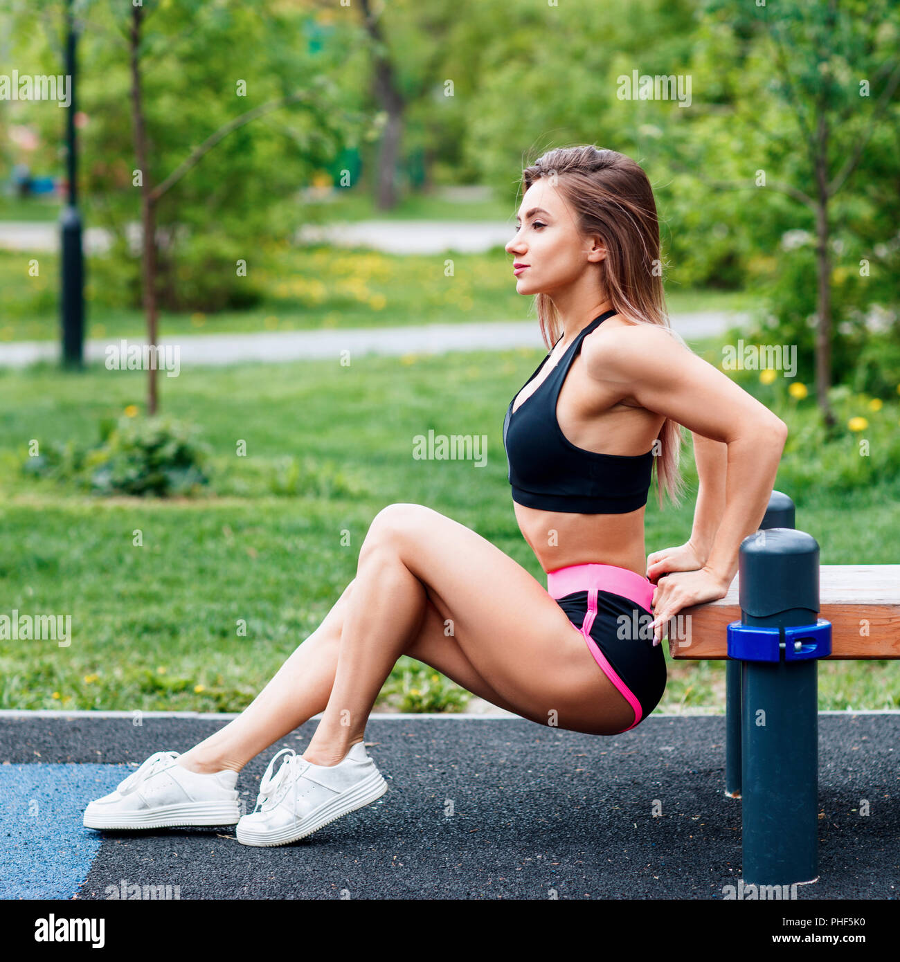 Junge sportliche Frau tun Trizeps dip-Übung auf city street Bank. Stockfoto