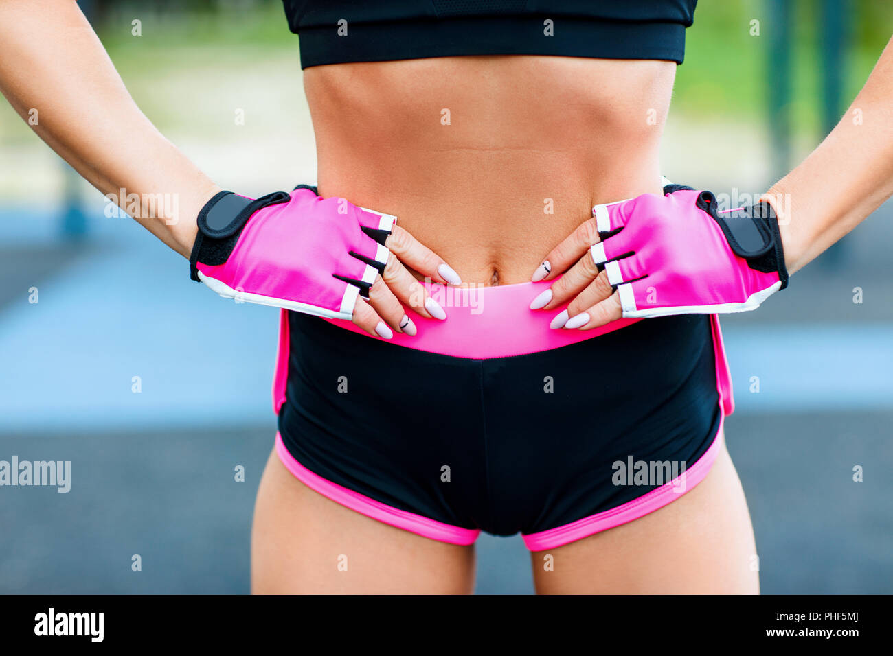 Sportliche Frau in hellen Sportswear auf Sportplatz posieren. Stockfoto