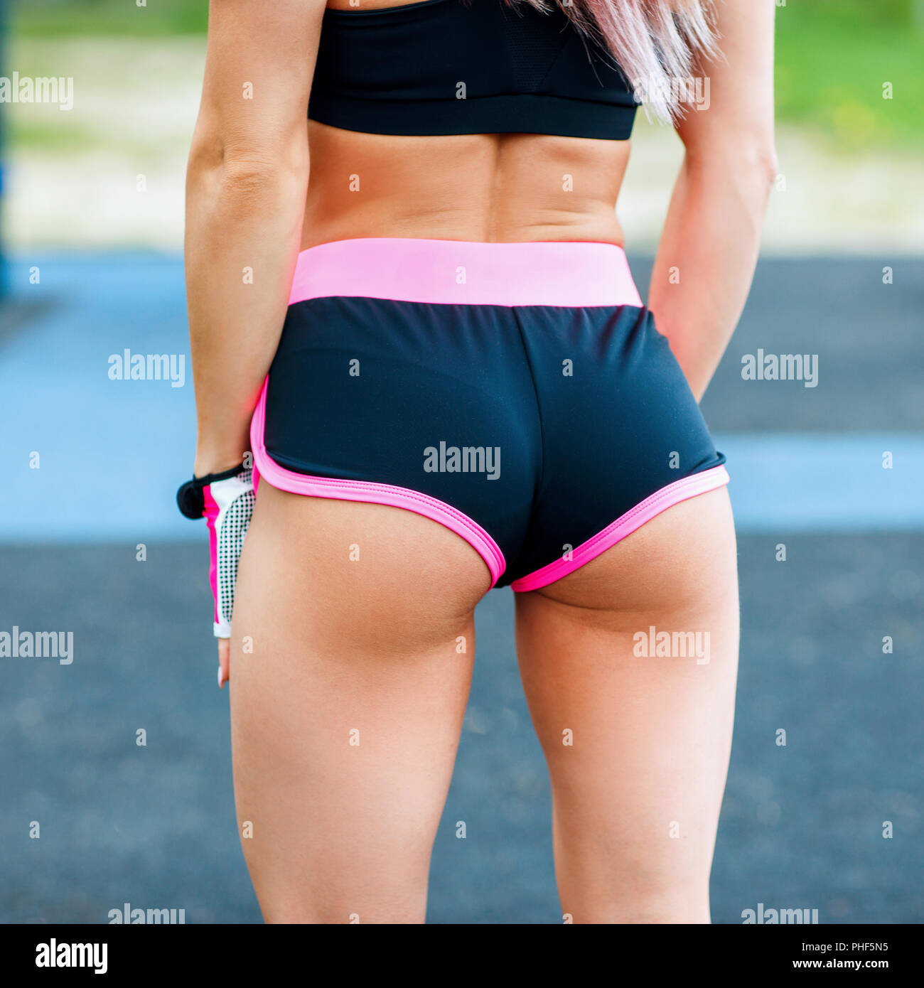 Sportliche Frau in hellen Sportswear auf Sportplatz posieren. Stockfoto