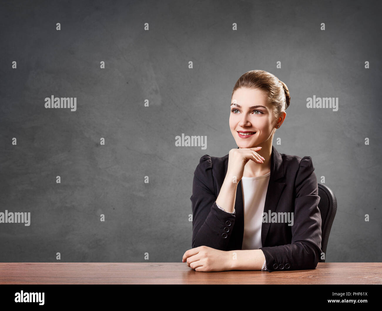 Portrait von Young Business Frau am Tisch sitzen. Stockfoto