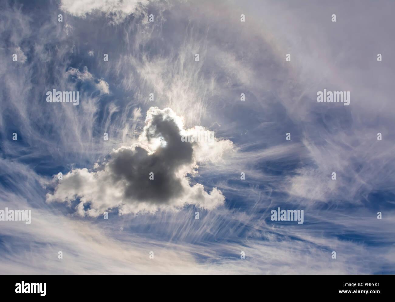 Fantastische Figuren von Wolken im Sommer Himmel gebildet. Stockfoto